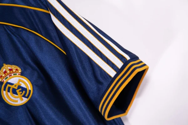 maillot de foot rétro real madrid 1998 - Image 5