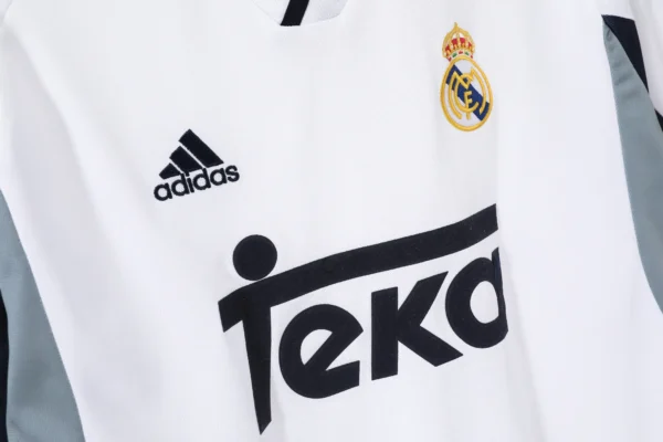 maillot de foot rétro real madrid 2000/2001 - Image 4