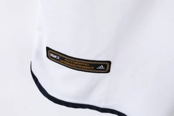maillot de foot rétro real madrid 2000/2001 - Image 5